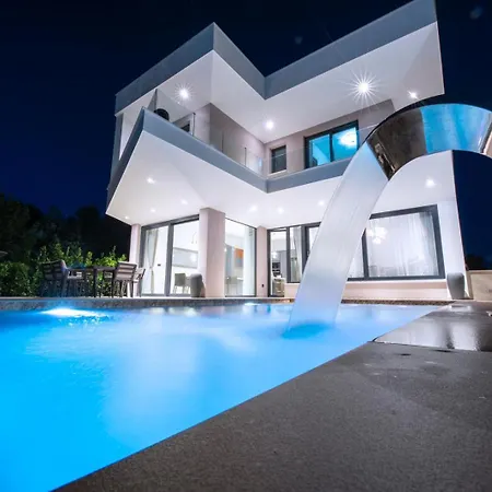 Vila Beachfront Bella *