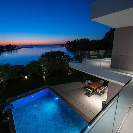 Beachfront Bella *