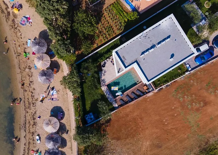 Beachfront Bella Вилла Затон