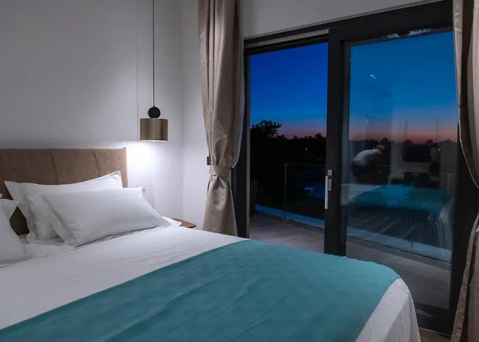 Beachfront Bella Вилла *